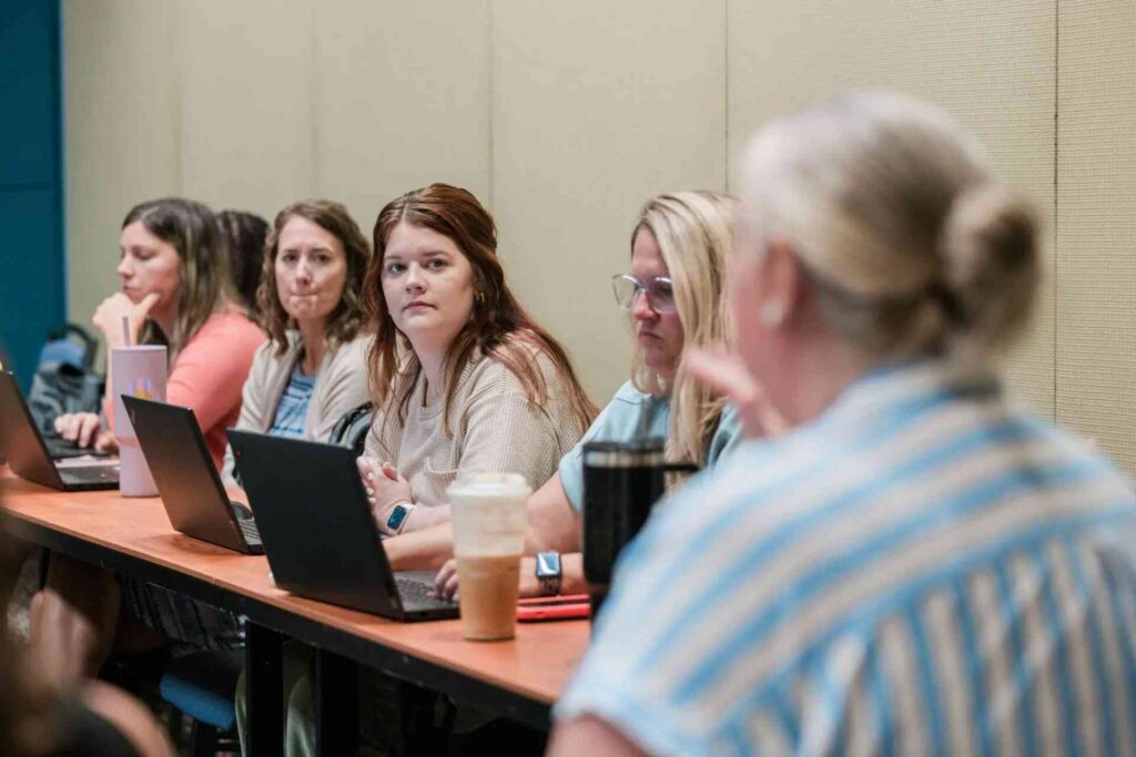 chicas en conferencia