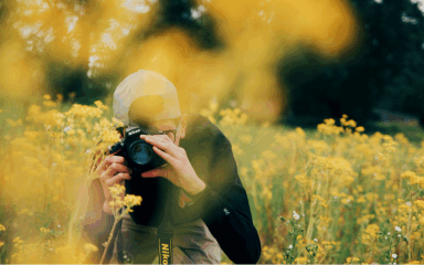 Estudiante de fotografía con cámara