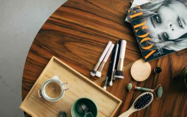 mesa con revista, cepillos y peine