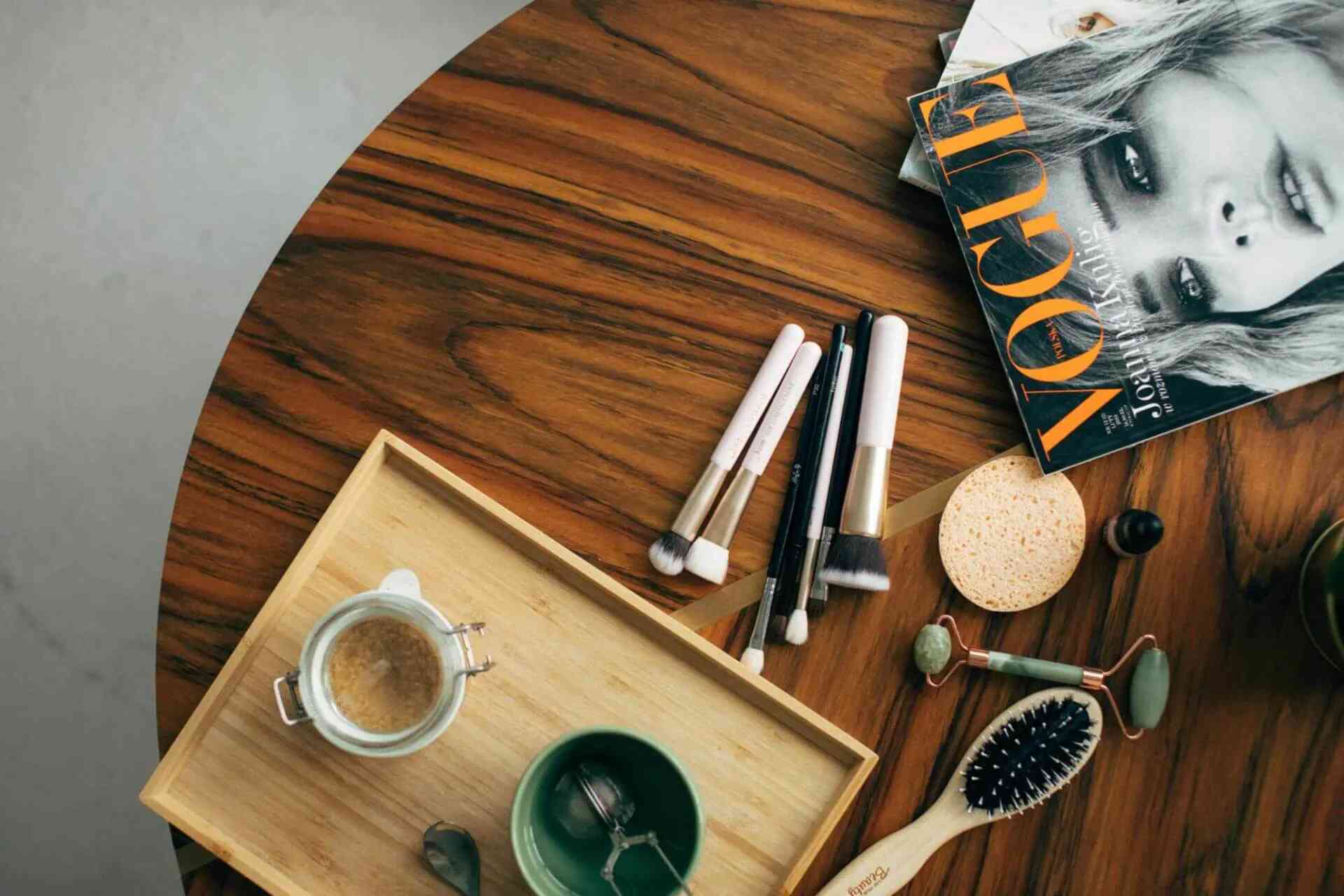 mesa con revista, cepillos y peine