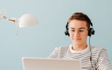 Estudiante con unos auriculares negros.
