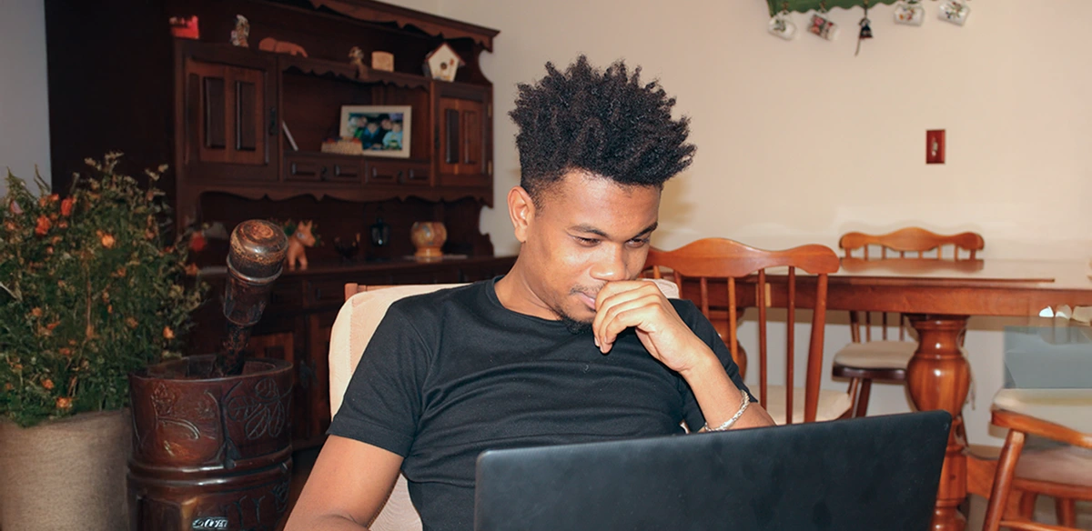 niño pensando y estudiando en casa