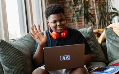 niño saludando a la reunión virtual